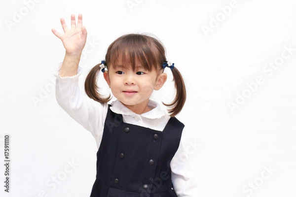 Obraz 挙手する正装の幼児(2歳児)