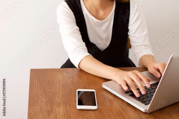 Fototapeta ノートパソコン　女性　ママ　スマホ　スマートフォン　ブログ