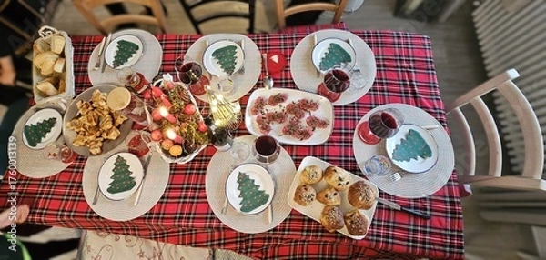 Fototapeta table set and decorated with Christmas decorations to celebrate Holy Christmas and the end of the year