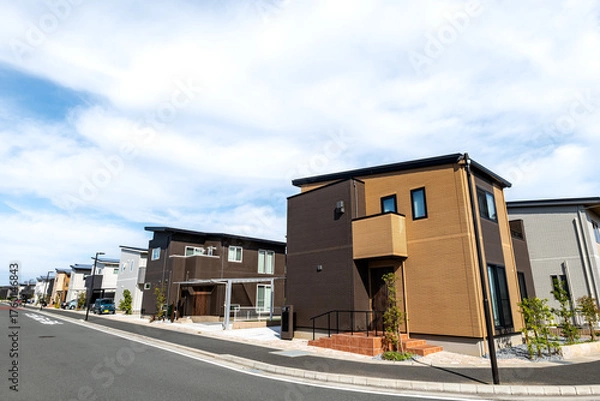 Fototapeta 青空の下に並ぶぶモダンな一戸建て住宅の街並み