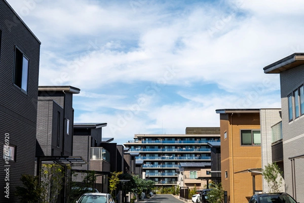 Fototapeta 青空の下に並ぶぶモダンな一戸建て住宅の街並み