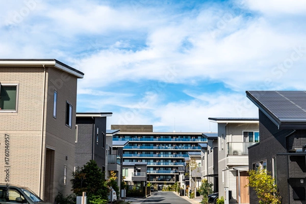 Fototapeta 青空の下に並ぶぶモダンな一戸建て住宅の街並み