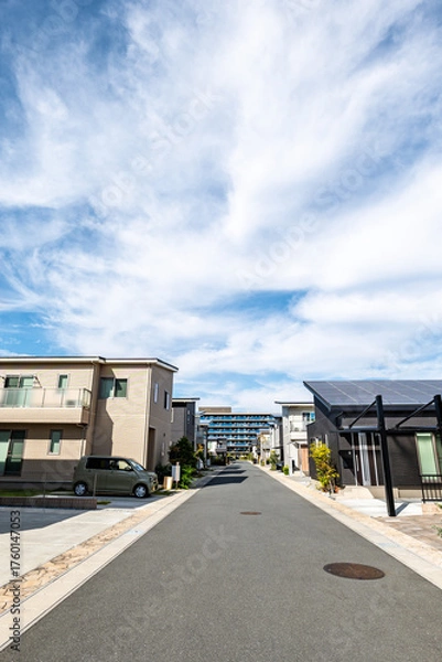 Fototapeta 青空の下に並ぶぶモダンな一戸建て住宅の街並み
