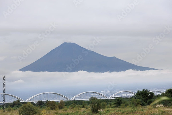 Fototapeta 麓に垂れこめた雲と富士山