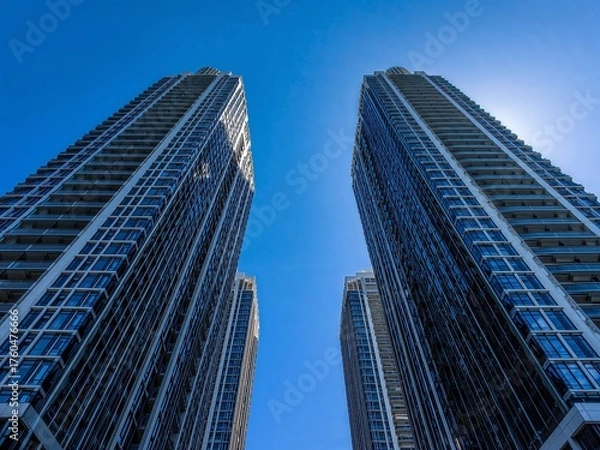 Obraz 下から見上げた高層ビル群と青空