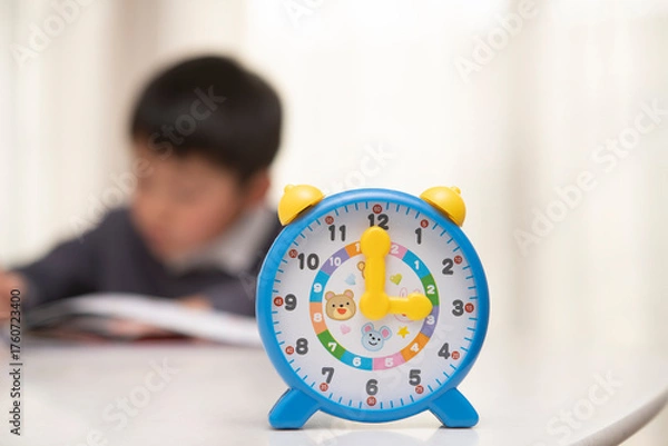 Fototapeta 時計と勉強する子供