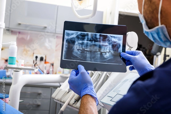 Obraz A Dentist explaining a XRAY image