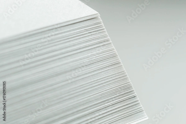 Obraz 机の上に積まれた用紙