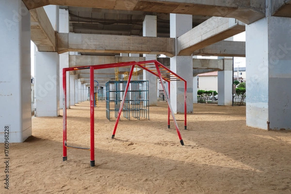 Obraz 高架下の公園の遊具