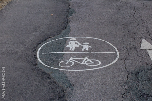 Obraz Schild fussgaenger und radfahrer auf strasse gemalt