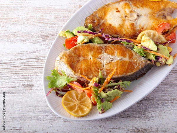 Fototapeta fried white fish with salad