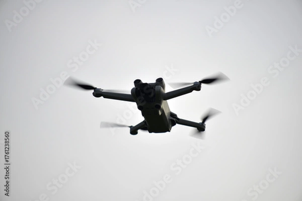 Obraz drone con telecamere in volo