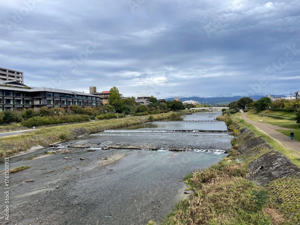 Obraz 曇り空の京都鴨川