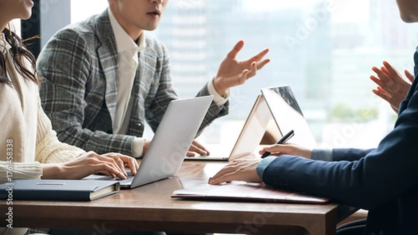 Obraz オフィスで会議するカジュアルなビジネスパーソンのグループ