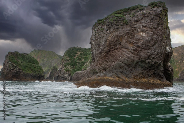 Obraz Rocky ocean shore during a thunderstorm