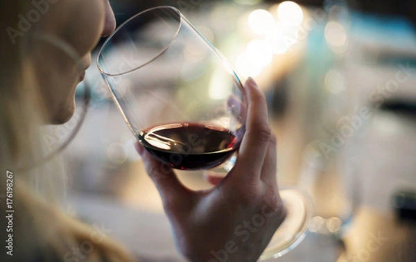 Obraz kobiety z czerwonym winem