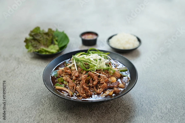 Obraz 간장 불고기와 쌈채소와 공기밥을 촬영한 모습