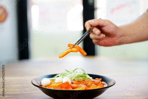 Obraz 떡볶이를 젓가락으로 한 점 들고 있는 모습입니다.