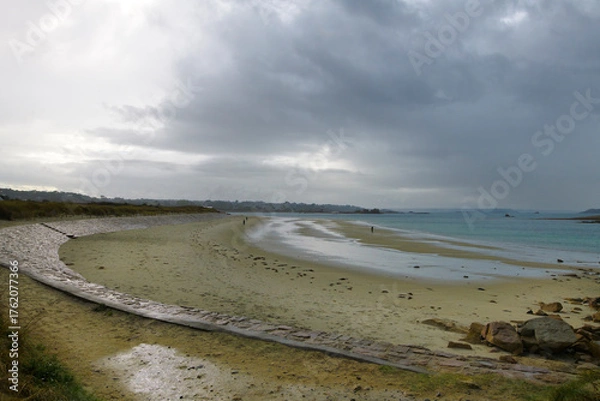 Fototapeta Joli paysage  de mer en Bretagne au passage d'un orage
