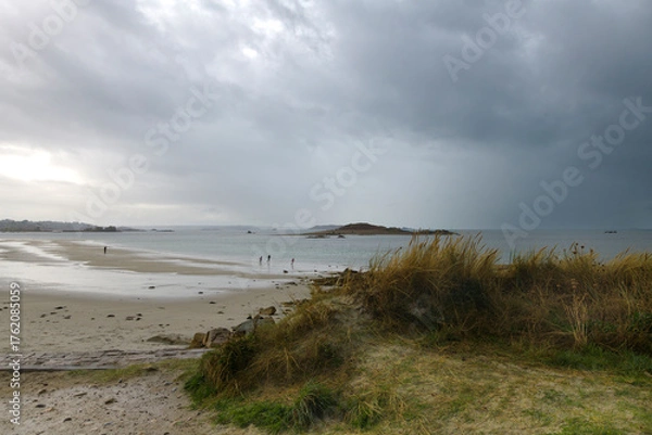 Fototapeta Joli paysage  de mer en Bretagne au passage d'un orage