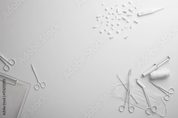 Obraz Arbeitsmaterial Krankenhaus Medikamente Schere Verband Spritze in weiß