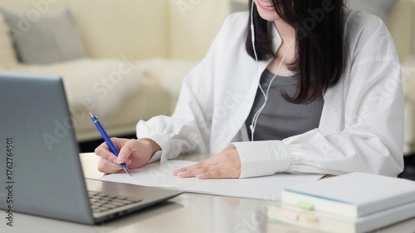 Obraz オンライン学習をするアジア人女性