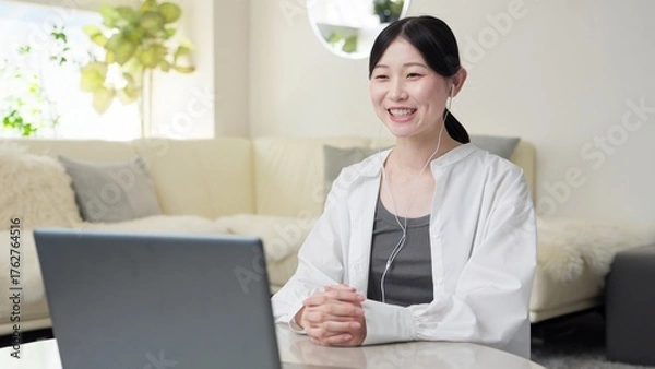 Obraz オンラインで面接を行うアジア人女性