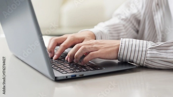 Obraz タイピングをするアジア人男性の手元