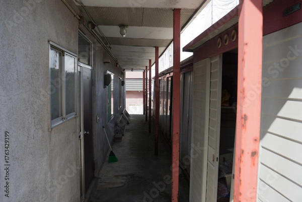 Fototapeta 古びたアパートの通路