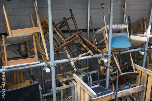 Fototapeta 廃棄されてまとめられた椅子