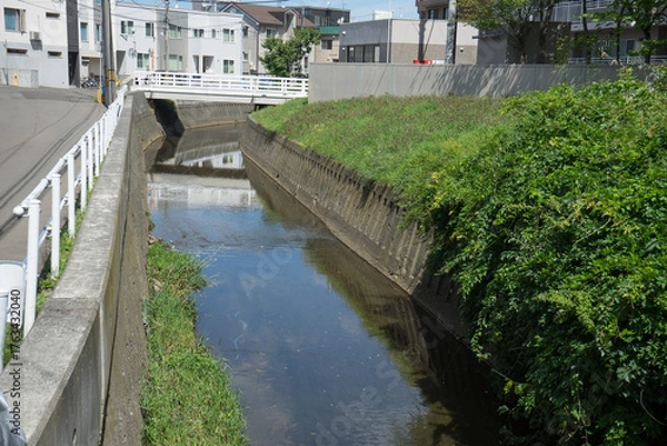 Fototapeta 都会の川と橋の風景