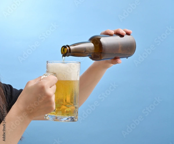 Obraz ジョッキにビールを注ぐ若い日本人女性の手