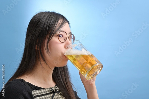 Obraz ジョッキでビールを飲む若い日本人女性