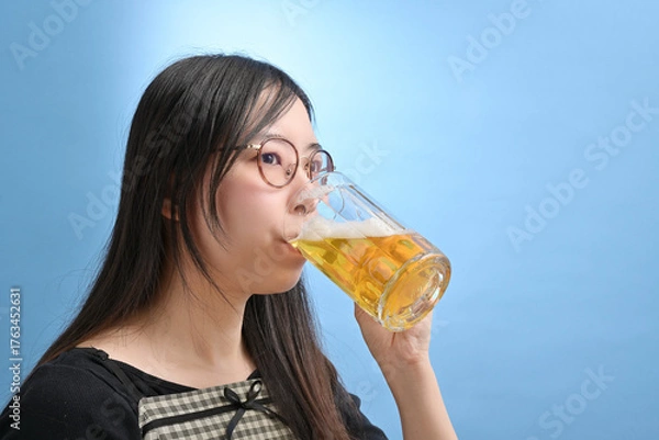 Obraz ジョッキでビールを飲む若い日本人女性