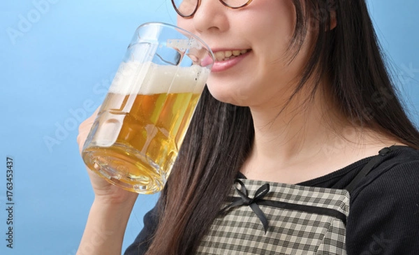 Obraz ジョッキでビールを飲む若い日本人女性
