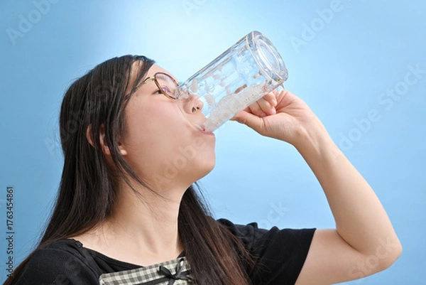 Obraz ジョッキのビールを飲み干す若い日本人女性