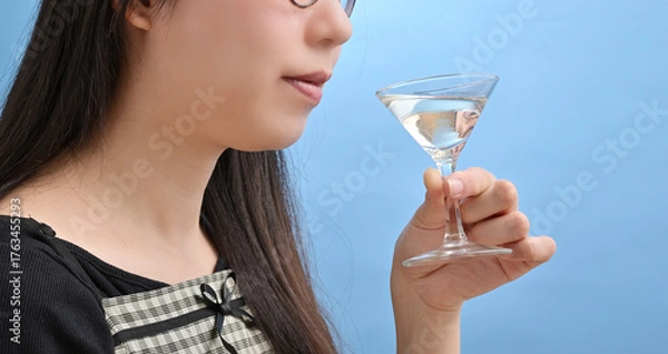Obraz 女性が持つカクテルグラス