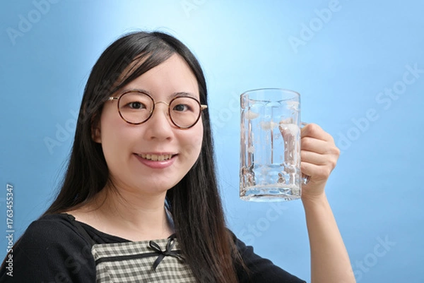 Obraz ジョッキのビールを飲み干す若い日本人女性