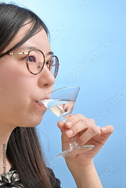 Obraz カクテルを飲む若い日本人女性