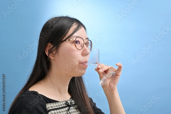 Obraz カクテルを飲む若い日本人女性