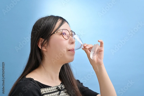 Obraz カクテルを飲む若い日本人女性