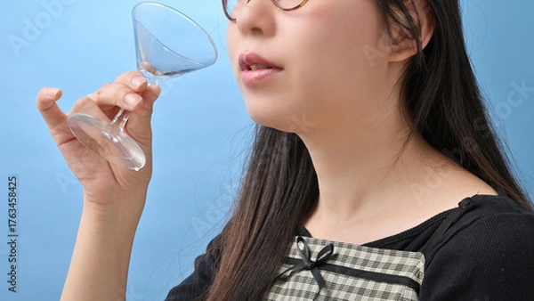 Fototapeta カクテルを飲む若い日本人女性