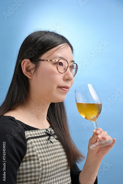 Obraz 白ワインを飲む若い日本人女性