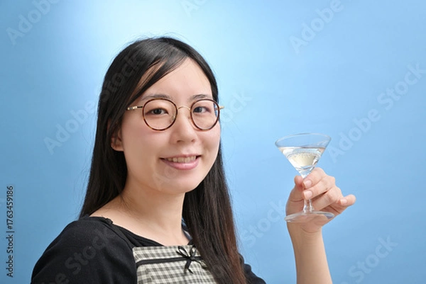 Obraz カクテルグラスを持って微笑む若い日本人女性