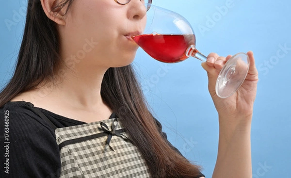 Obraz 赤ワインを飲む若い日本人女性