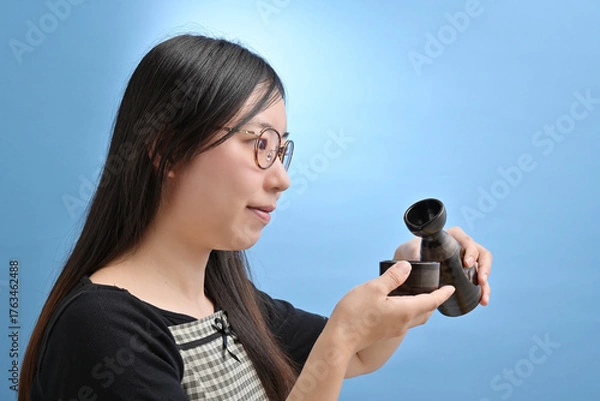 Obraz 徳利から酒を注ぐ若い日本人女性