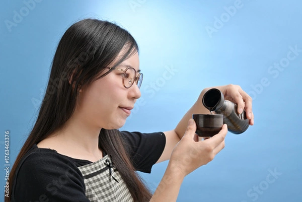 Obraz 日本酒を飲む若い日本人女性