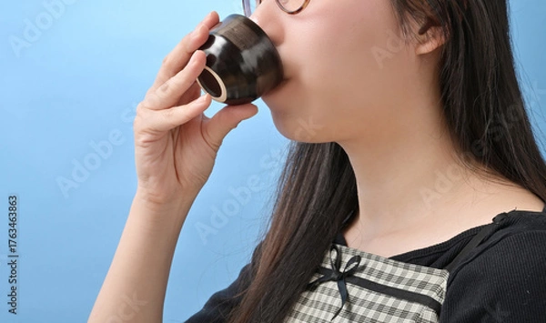 Obraz 日本酒を飲む若い日本人女性