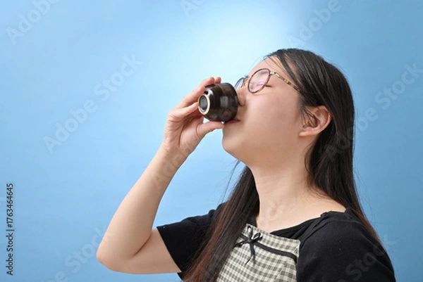 Obraz 日本酒を飲む若い日本人女性