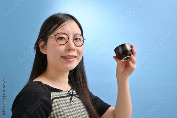 Obraz 日本酒を飲む若い日本人女性